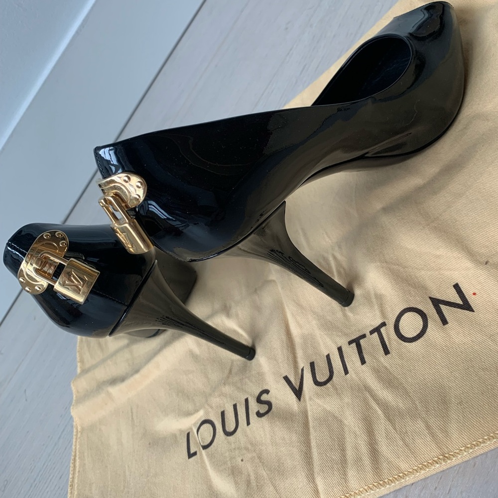 Louis Vuitton black heels size 39